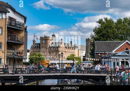 Leith, Édimbourg, Écosse, Royaume-Uni, 28 juillet 2024. Météo britannique : avec l'arrivée de l'été enfin, les gens profitent des bars et des vues dans l'endroit le plus branché de la ville pour vivre. Sur la photo : les gens prenant un verre au Techter's Landing. Crédit : Sally Anderson/Alamy Live News Banque D'Images