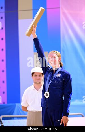 Elencourt, France. 28 juillet 2024. L'américaine Haley Batten célèbre sur le podium après la course cycliste de cross-country féminine des Jeux Olympiques de Paris 2024, lors de l'ascension de la colline d'Elancourt près de Paris, France, le dimanche 28 juillet 2024. Les Jeux de la XXXIIIe Olympiade se déroulent à Paris du 26 juillet au 11 août. La délégation belge compte 165 athlètes en compétition dans 21 sports. BELGA PHOTO LAURIE DIEFFEMBACQ crédit : Belga News Agency/Alamy Live News Banque D'Images