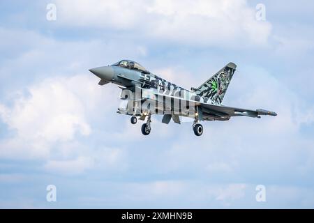 Armée de l'air allemande - Eurofighter Typhoon EF2000, arrivant à la RAF Fairford pour se produire au Royal International Air Tattoo 2024. Banque D'Images