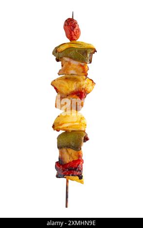 Brochette de porc grillé et barbecue de légumes isolé sur fond blanc Banque D'Images