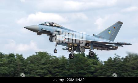 Armée de l'air allemande - Eurofighter Typhoon EF2000, arrivant à la RAF Fairford pour se produire au Royal International Air Tattoo 2024. Banque D'Images