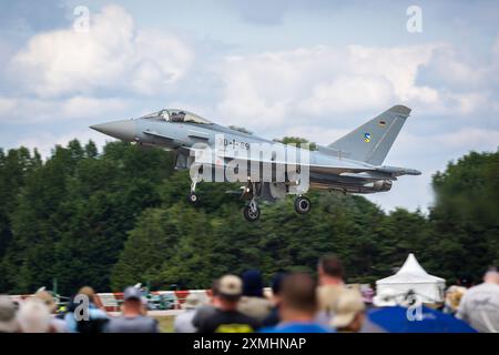 Armée de l'air allemande - Eurofighter Typhoon EF2000, arrivant à la RAF Fairford pour se produire au Royal International Air Tattoo 2024. Banque D'Images