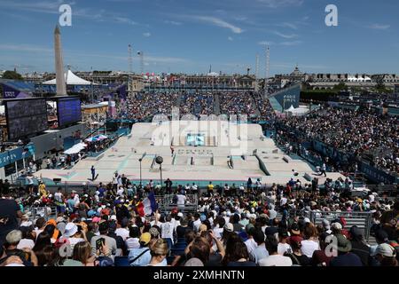 Paris, France. 28 juillet 2024. Les spectateurs regardent les prélimes féminins du skateboard aux Jeux Olympiques de Paris 2024 à Paris, France, le 28 juillet 2024. Crédit : Zhu Zheng/Xinhua/Alamy Live News Banque D'Images