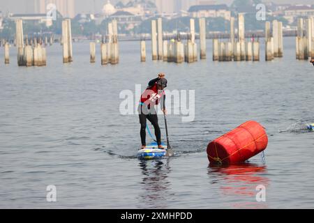 Jakarta, Indonésie, 28 juillet 2024 Stand Up Paddle Competition au Championnat International de voile de Jakarta 2024 au Symphony of the Sea, Ancol, Jakarta, Indonésie, Credit Shaquille Fabri/ Alamy Live News Banque D'Images