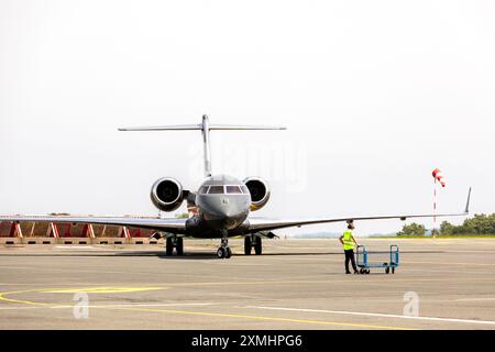 Bombardier Global Express arrivant à l’aéroport de Biarritz. Banque D'Images