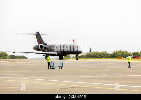 Bombardier Global Express arrivant à l’aéroport de Biarritz. Banque D'Images