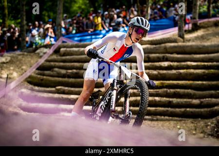 Elancourt, France. 28 juillet 2024. Adela Holubova de la République tchèque participe à l'épreuve féminine de vélo de montagne aux Jeux Olympiques de Paris, France, le 28 juillet 2024. Crédit : Jaroslav Svoboda/CTK photo/Alamy Live News Banque D'Images