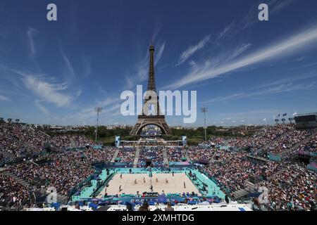 (240728) -- PARIS, 28 juillet 2024 (Xinhua) -- les spectateurs regardent le match de Beach volley féminin de la piscine C entre l'Allemagne et la France aux Jeux Olympiques de Paris 2024 à Paris, France, le 28 juillet 2024. (Xinhua/Yang Lei) Banque D'Images