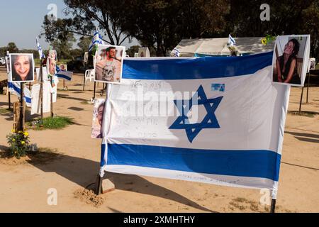 Un mémorial sur le site du Nova Music Festival dans le sud d'Israël honorant la mémoire des victimes d'une attaque terroriste palestinienne sur Oct. 7, 2023. Banque D'Images