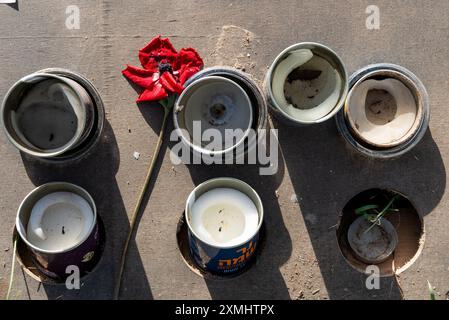 Des bougies commémoratives éteintes et une fleur fanée sur le site du Nova Music Festival dans le sud d'Israël honorant la mémoire des victimes d'un t palestinien Banque D'Images