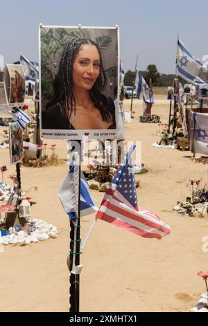 Mémorial aux victimes d'une attaque terroriste palestinienne le 7 octobre 2023 sur le site du Nova Music Festival dans le sud d'Israël. Banque D'Images