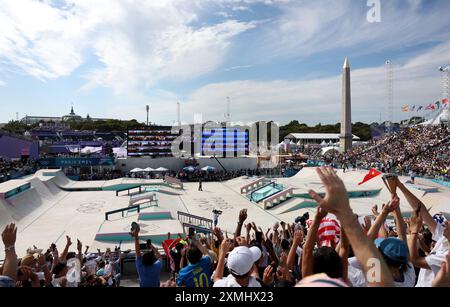 Paris, France. 28 juillet 2024. Vue d'ensemble alors que les fans encouragent les concurrents lors de la finale de Street Skateboarding féminine, à la Concorde 3. Au cours de la deuxième journée des Jeux Olympiques de Paris 2024, Paris, France. Crédit : Isabel Infantes/Alamy Live News Banque D'Images