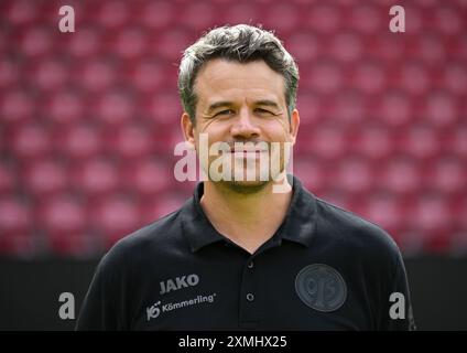 PRODUCTION - 28 juillet 2024, Rhénanie-Palatinat, Mayence : Football : Bundesliga, saison 2024/25, séance photo 1. FSV Mainz 05 dans la Mewa Arena : Nico Hölzel (physiothérapeute). Photo : Arne Dedert/dpa - NOTE IMPORTANTE : conformément aux règlements de la DFL German Football League et de la DFB German Football Association, il est interdit d'utiliser ou de faire utiliser des photographies prises dans le stade et/ou du match sous forme d'images séquentielles et/ou de séries de photos de type vidéo. Banque D'Images