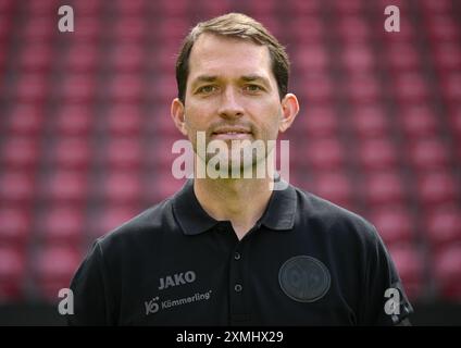 PRODUCTION - 28 juillet 2024, Rhénanie-Palatinat, Mayence : Football : Bundesliga, saison 2024/25, séance photo 1. FSV Mainz 05 dans la Mewa Arena : Philipp Appelmann (médecin). Photo : Arne Dedert/dpa - NOTE IMPORTANTE : conformément aux règlements de la DFL German Football League et de la DFB German Football Association, il est interdit d'utiliser ou de faire utiliser des photographies prises dans le stade et/ou du match sous forme d'images séquentielles et/ou de séries de photos de type vidéo. Banque D'Images