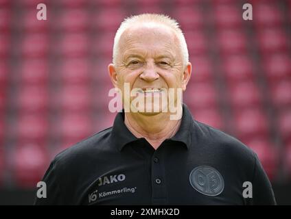 PRODUCTION - 28 juillet 2024, Rhénanie-Palatinat, Mayence : Football : Bundesliga, saison 2024/25, séance photo 1. FSV Mainz 05 dans la Mewa Arena : Walter Notter (responsable de l'équipement). Photo : Arne Dedert/dpa - NOTE IMPORTANTE : conformément aux règlements de la DFL German Football League et de la DFB German Football Association, il est interdit d'utiliser ou de faire utiliser des photographies prises dans le stade et/ou du match sous forme d'images séquentielles et/ou de séries de photos de type vidéo. Banque D'Images