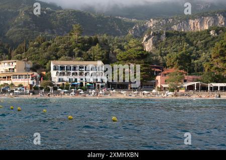 GRÈCE, KORFOU - 19 SEPTEMBRE : Corfou (ou Kerkyra) est l'île grecque. C'est dans la mer Ionienne. Vue sur la plage de Paleokastrica le 19 septembre 2021 Banque D'Images