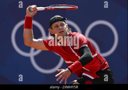 Paris, Fra. 24 juillet 2024. Zizou Bergs de Belgique retourne le ballon contre le grec Tsitsipas de Stefano dans un match de tennis en simple masculin au stade Roland Garros lors des Jeux Olympiques d'été de Paris 2024 qui se sont tenus à Paris, France le 28 juillet 2024. (Photo par Anthony Behar/Sipa USA) crédit : Sipa USA/Alamy Live News Banque D'Images