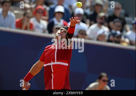 Paris, Fra. 24 juillet 2024. Zizou Bergs de Belgique sert le ballon contre le grec Tsitsipas de Stefano dans un match de tennis en simple masculin au stade Roland Garros lors des Jeux Olympiques d'été de Paris 2024 qui se sont tenus à Paris, France le 28 juillet 2024. (Photo par Anthony Behar/Sipa USA) crédit : Sipa USA/Alamy Live News Banque D'Images