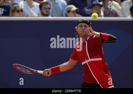 Paris, Fra. 24 juillet 2024. Zizou Bergs de Belgique retourne le ballon contre le grec Tsitsipas de Stefano dans un match de tennis en simple masculin au stade Roland Garros lors des Jeux Olympiques d'été de Paris 2024 qui se sont tenus à Paris, France le 28 juillet 2024. (Photo par Anthony Behar/Sipa USA) crédit : Sipa USA/Alamy Live News Banque D'Images
