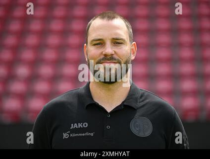 Mainz, Allemagne. 28 juillet 2024. Football : Bundesliga, saison 2024/25, séance photo 1. FSV Mainz 05 dans la Mewa Arena : Steffen Tröster (physiothérapeute) crédit : Arne Dedert/dpa - NOTE IMPORTANTE: conformément aux règlements de la DFL German Football League et de la DFB German Football Association, il est interdit d'utiliser ou de faire utiliser des photographies prises dans le stade et/ou du match sous forme d'images séquentielles et/ou de séries de photos de type vidéo./dpa/Alamy Live News Banque D'Images