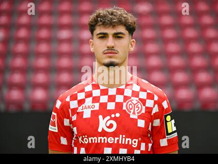 Mainz, Allemagne. 28 juillet 2024. Football : Bundesliga, saison 2024/25, séance photo 1. FSV Mainz 05 dans la Mewa Arena : Maxim Dal. Crédit : Arne Dedert/dpa - REMARQUE IMPORTANTE: conformément aux règlements de la DFL German Football League et de la DFB German Football Association, il est interdit d'utiliser ou de faire utiliser des photographies prises dans le stade et/ou du match sous forme d'images séquentielles et/ou de séries de photos de type vidéo./dpa/Alamy Live News Banque D'Images