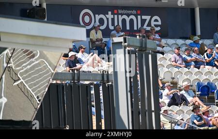 Hove UK 28 juillet 2024 - les fans apprécient le soleil chaud en regardant le match de cricket entre les Sharks du Sussex et le Warwickshire au 1er Central County Ground à Hove : Credit Simon Dack /TPI/ Alamy Live News Banque D'Images