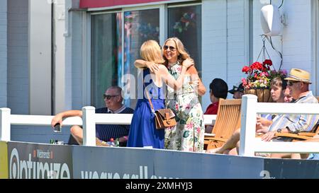 Hove UK 28 juillet 2024 - les fans apprécient le soleil chaud en regardant le match de cricket entre les Sharks du Sussex et le Warwickshire au 1er Central County Ground à Hove : Credit Simon Dack /TPI/ Alamy Live News Banque D'Images