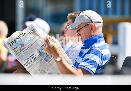 Hove UK 28 juillet 2024 - les fans apprécient le soleil chaud en regardant le match de cricket entre les Sharks du Sussex et le Warwickshire au 1er Central County Ground à Hove : Credit Simon Dack /TPI/ Alamy Live News Banque D'Images