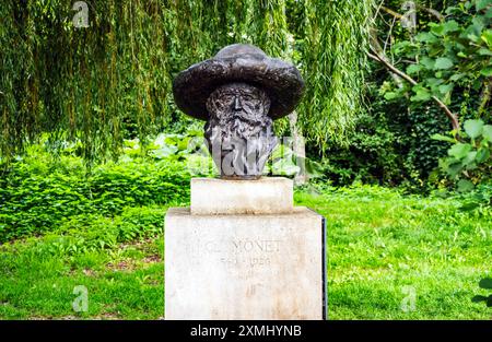 Buste du peintre impressionniste français Claude Monet, dans la pittoresque ville de Giverny où il avait son atelier d'artiste, région de Normandie, France Banque D'Images