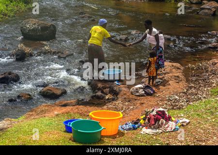 SIPI, OUGANDA - 28 FÉVRIER 2020 : femmes locales faisant la lessive dans la rivière Sipi, Ouganda Banque D'Images