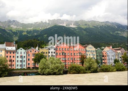 Les maisons colorées de Mariahilfstrasse et la rivière Inn. Innsbruck. Autriche Banque D'Images