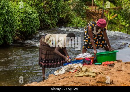 SIPI, OUGANDA - 28 FÉVRIER 2020 : femmes locales faisant la lessive dans la rivière Sipi, Ouganda Banque D'Images