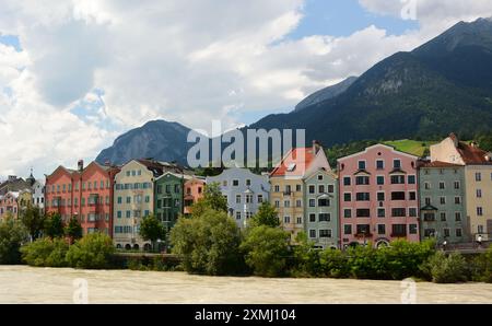 Les maisons colorées de Mariahilfstrasse et la rivière Inn. Innsbruck. Autriche Banque D'Images