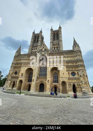 Vue extérieure de la façade de la cathédrale historique Lincoln. Banque D'Images