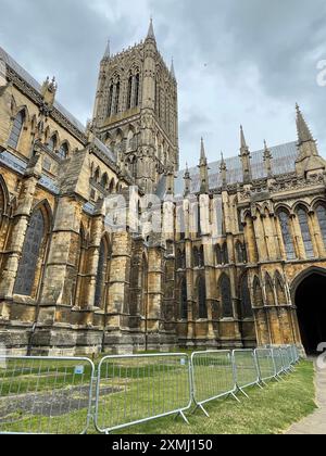 Vue de l'angle sud-ouest de la cathédrale de Lincoln, Royaume-Uni. Banque D'Images