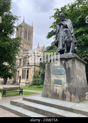 La statue du poète lauréat Alfred Tennyson, située près de la cathédrale de Lincoln dans le quartier de la cathédrale de la vieille ville historique de Lincoln, au Royaume-Uni. Banque D'Images