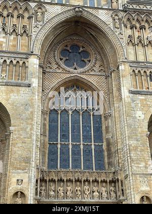 Gros plan de l'architecture de style gothique autour d'une fenêtre sur la façade avant de la cathédrale de Lincoln à Lincoln, Angleterre, Royaume-Uni. Banque D'Images