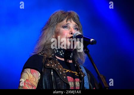 Sängerin Suzi Quatro BEI ihrem Auftritt im Rahmen des Festival Lieder am See 2024 in Franken. Spalt, 27.07.2024 Bayern Deutschland *** chanteuse Suzi Quatro lors de sa performance au festival Lieder am See 2024 à Franconia Spalt, 27 07 2024 Bavière Allemagne Copyright : xDwixAnoraganingrumx Banque D'Images