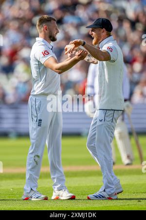 Le capitaine de l’Angleterre Ben Stokes (à droite) félicite Gus Atkinson pour le guichet de Jason Holder le premier jour du 3e Rothesay test match entre l’Angleterre Banque D'Images