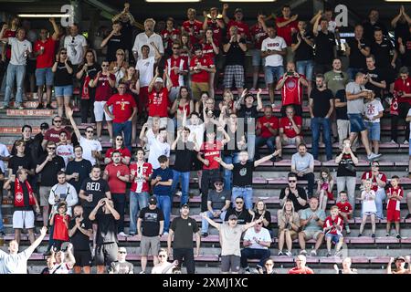 Charleroi, Belgique. 28 juillet 2024. Les supporters d'Anvers photographiés avant un match de football entre le Sporting Charleroi et le Royal Antwerp FC, dimanche 28 juillet 2024 à Charleroi, le jour de l'ouverture de la saison 2024-2025 de la première division du championnat belge 'Jupiler Pro League'. BELGA PHOTO TOM GOYVAERTS crédit : Belga News Agency/Alamy Live News Banque D'Images