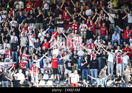 Charleroi, Belgique. 28 juillet 2024. Les supporters d'Anvers photographiés avant un match de football entre le Sporting Charleroi et le Royal Antwerp FC, dimanche 28 juillet 2024 à Charleroi, le jour de l'ouverture de la saison 2024-2025 de la première division du championnat belge 'Jupiler Pro League'. BELGA PHOTO TOM GOYVAERTS crédit : Belga News Agency/Alamy Live News Banque D'Images