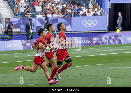 Paris, France - 07 24 2024 : Jeux Olympiques Paris 2024. Vue des équipes de rugby néo-zélandaises et japonaises jouant dans le stade lors de la première journée Banque D'Images