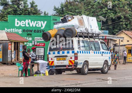 PAKWACH, OUGANDA - 7 MARS 2020 : minibus chargé dans la ville de Pakwach, Ouganda Banque D'Images