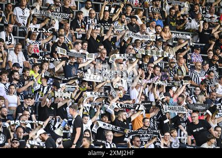 Charleroi, Belgique. 28 juillet 2024. Les supporters de Charleroi en photo au début d'un match de football entre le Sporting Charleroi et le Royal Antwerp FC, dimanche 28 juillet 2024 à Charleroi, le jour de l'ouverture de la saison 2024-2025 de la première division du championnat belge 'Jupiler Pro League'. BELGA PHOTO TOM GOYVAERTS crédit : Belga News Agency/Alamy Live News Banque D'Images