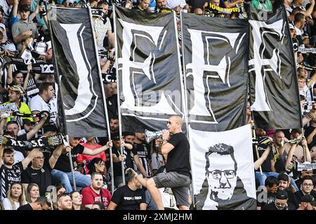 Charleroi, Belgique. 28 juillet 2024. Les supporters de Charleroi en photo au début d'un match de football entre le Sporting Charleroi et le Royal Antwerp FC, dimanche 28 juillet 2024 à Charleroi, le jour de l'ouverture de la saison 2024-2025 de la première division du championnat belge 'Jupiler Pro League'. BELGA PHOTO TOM GOYVAERTS crédit : Belga News Agency/Alamy Live News Banque D'Images