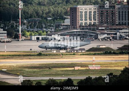 Ramstein Miesenbach, Allemagne. 28 juillet 2024. Un Lockheed C-5B Galaxy de l'US Air Force (USAF) se trouve sur le tarmac de la base aérienne de Ramstein. Crédit : Silas Stein/dpa/Alamy Live News Banque D'Images