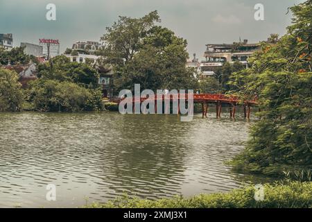 Lac Hoan Kiem avec le pont du soleil du matin à Hanoi Vietnam Banque D'Images