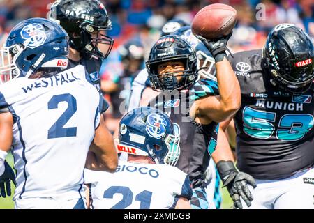 Ligue européenne de football, ELF/ Game : Milano Seamen aux Ravens de Munich le 28. Juillet 2024 , dans le Sportpark Unterhaching, Unterhaching , Allemagne, Munich Ravens / RB # 33 Justin Rodney lance la balle à l'arbitre pour la première fois après avoir gagné du terrain. Banque D'Images