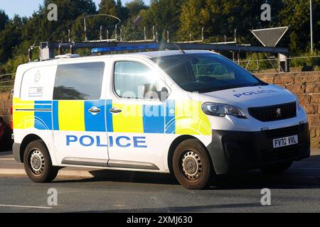 Van de police de la force de police du West Yorkshire garé à un incident sur canal Road à Leeds, West Yorkshire, Royaume-Uni Banque D'Images