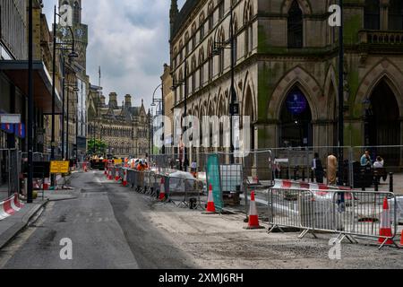 Marche amélioration de la cyclisme créant une zone piétonne (hommes travaillant, travaux routiers, chaussée fermée) - Transforming Bradford, West Yorkshire Angleterre. Banque D'Images